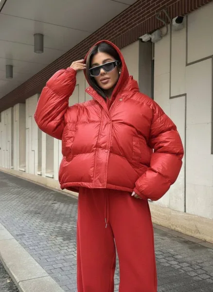 Тёплый и стильный комплект худи, широкие брюки и объёмная куртка — фото 23