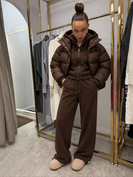 Тёплый и стильный комплект худи, широкие брюки и объёмная куртка — фото 5