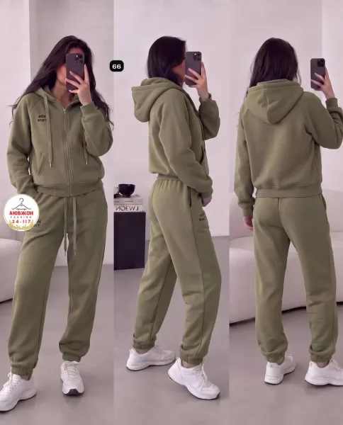 Уютный спортивный костюм из двухстороннего флиса с отделкой искусственным мехом — фото 2