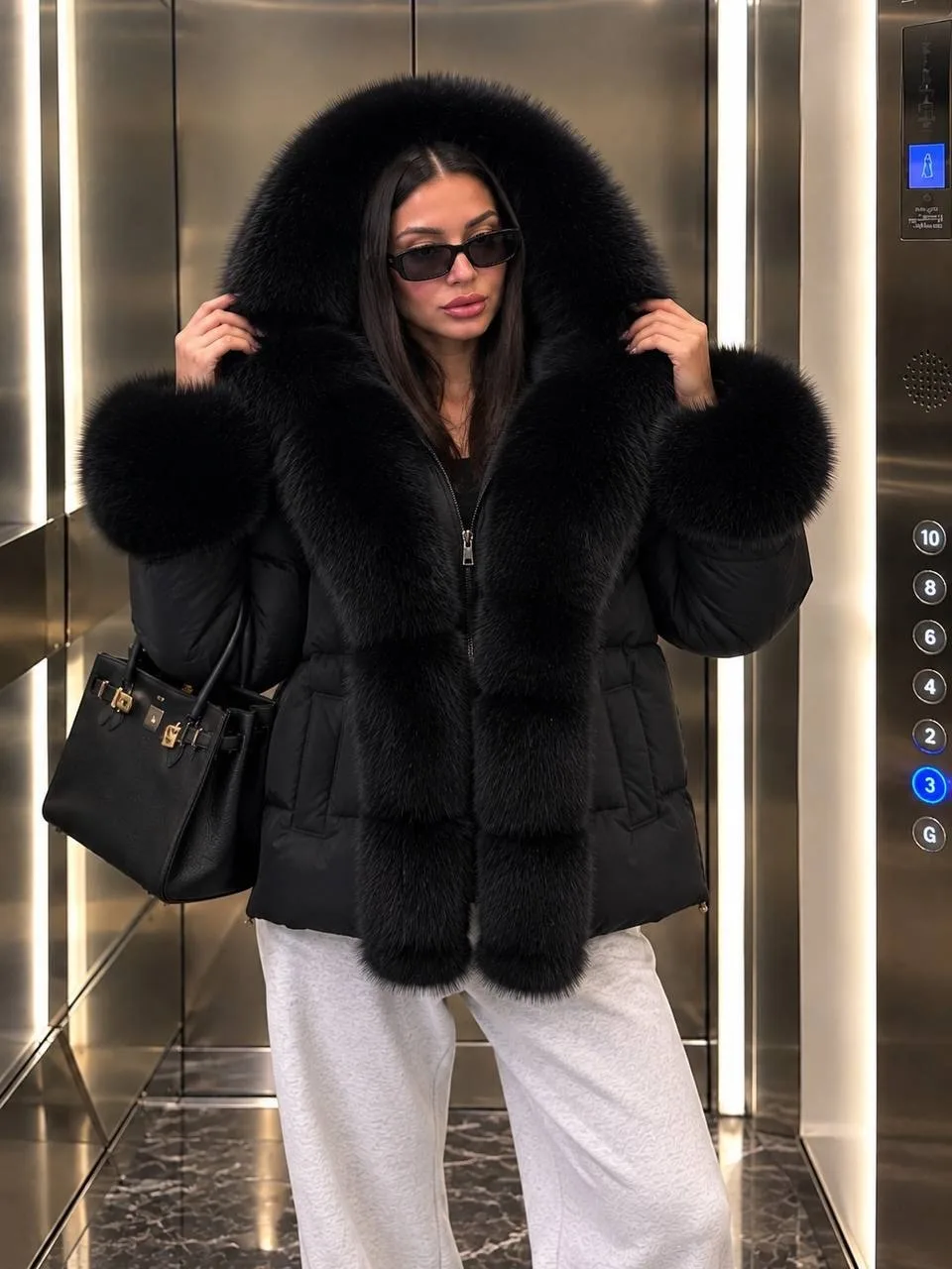Тёплая куртка-парка с пышным меховым воротником и комплектом варежек в тон — фото 2