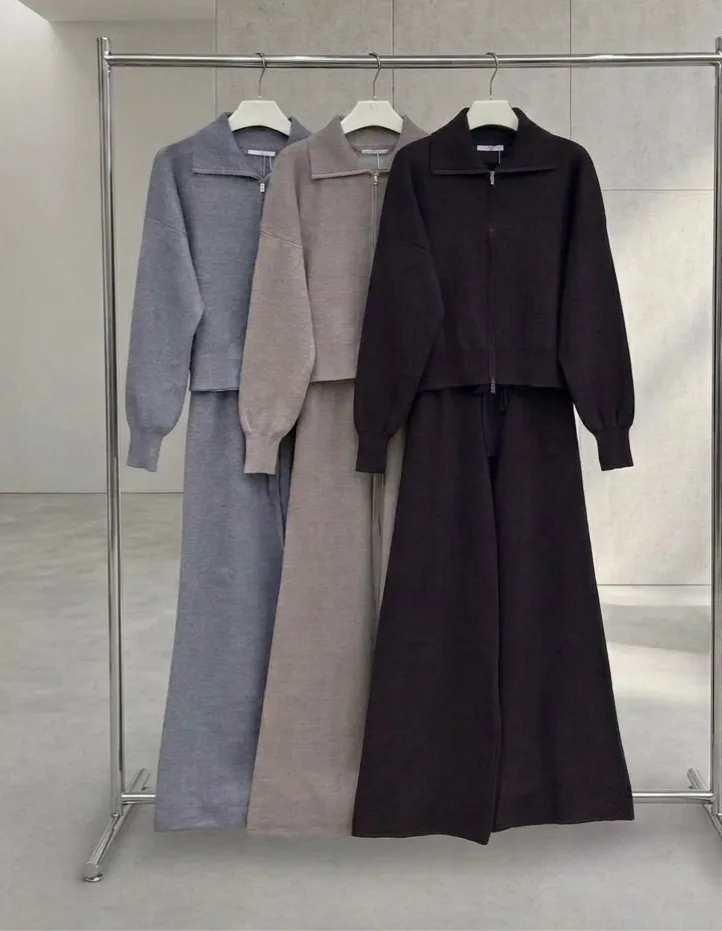 Тот самый трикотажный костюм-двойка в эстетике effortless chic мягкий, комфортный и идеально собранный для стильных обра — фото 2