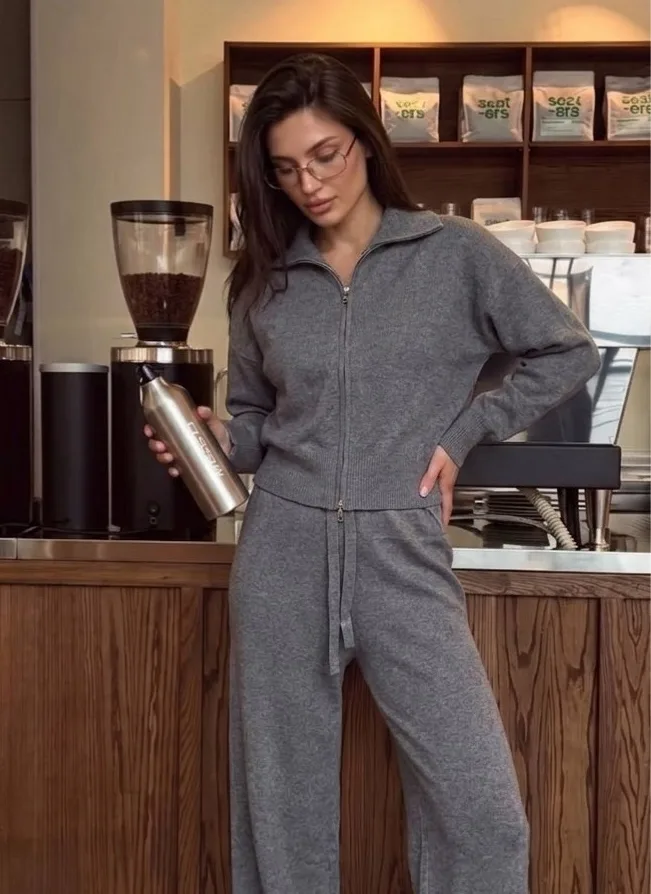 Тот самый трикотажный костюм-двойка в эстетике effortless chic мягкий, комфортный и идеально собранный для стильных обра — фото 3