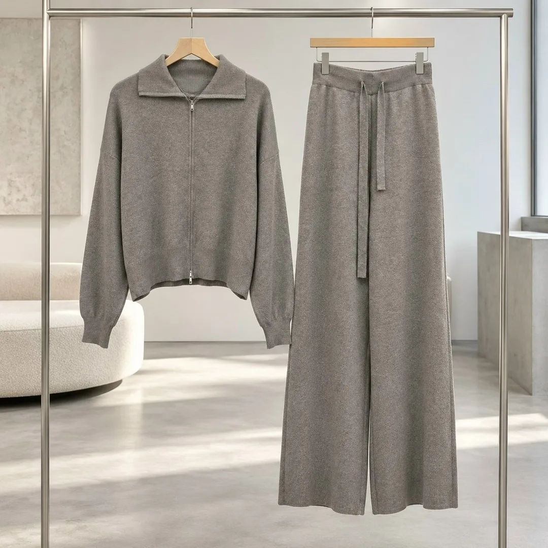 Тот самый трикотажный костюм-двойка в эстетике effortless chic мягкий, комфортный и идеально собранный для стильных обра — фото 4