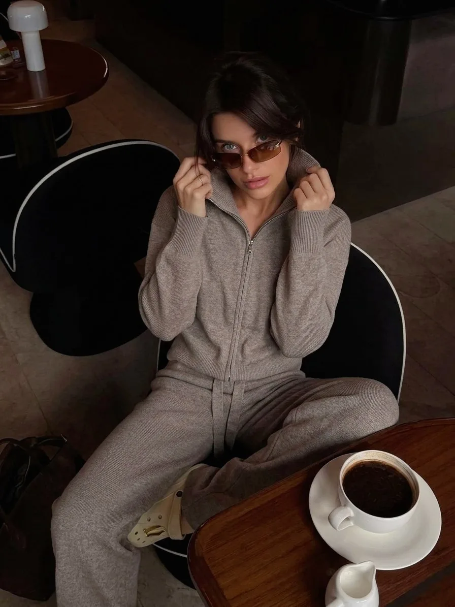 Тот самый трикотажный костюм-двойка в эстетике effortless chic мягкий, комфортный и идеально собранный для стильных обра — фото 5