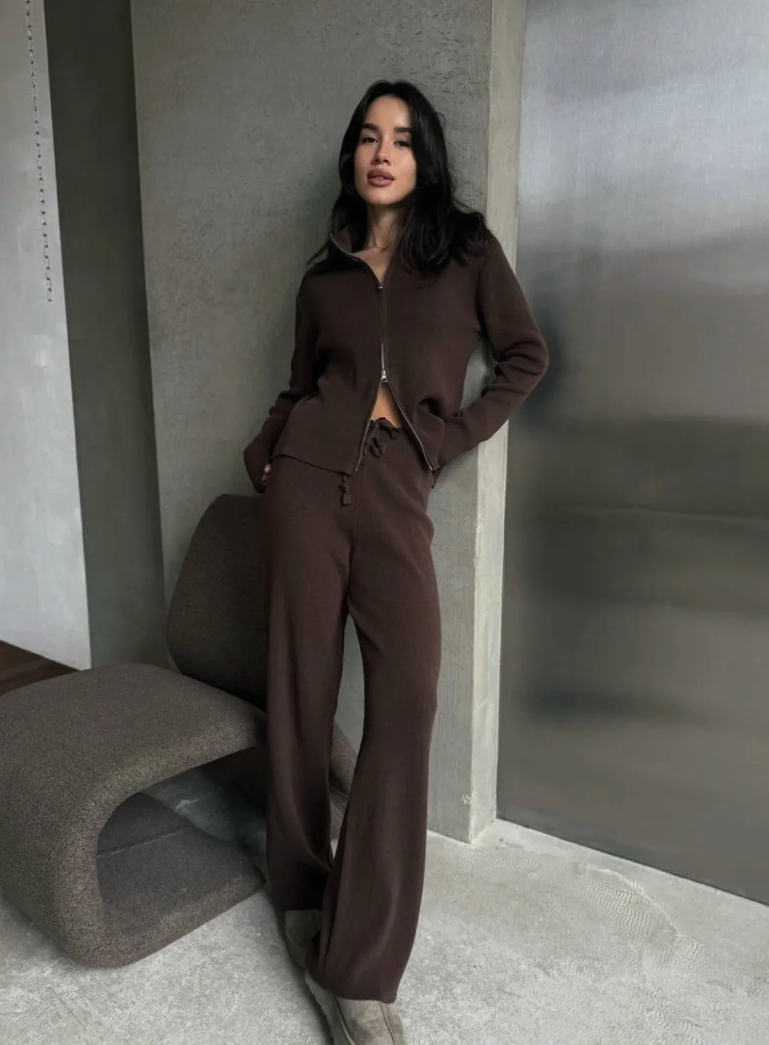 Тот самый трикотажный костюм-двойка в эстетике effortless chic мягкий, комфортный и идеально собранный для стильных обра — фото 7