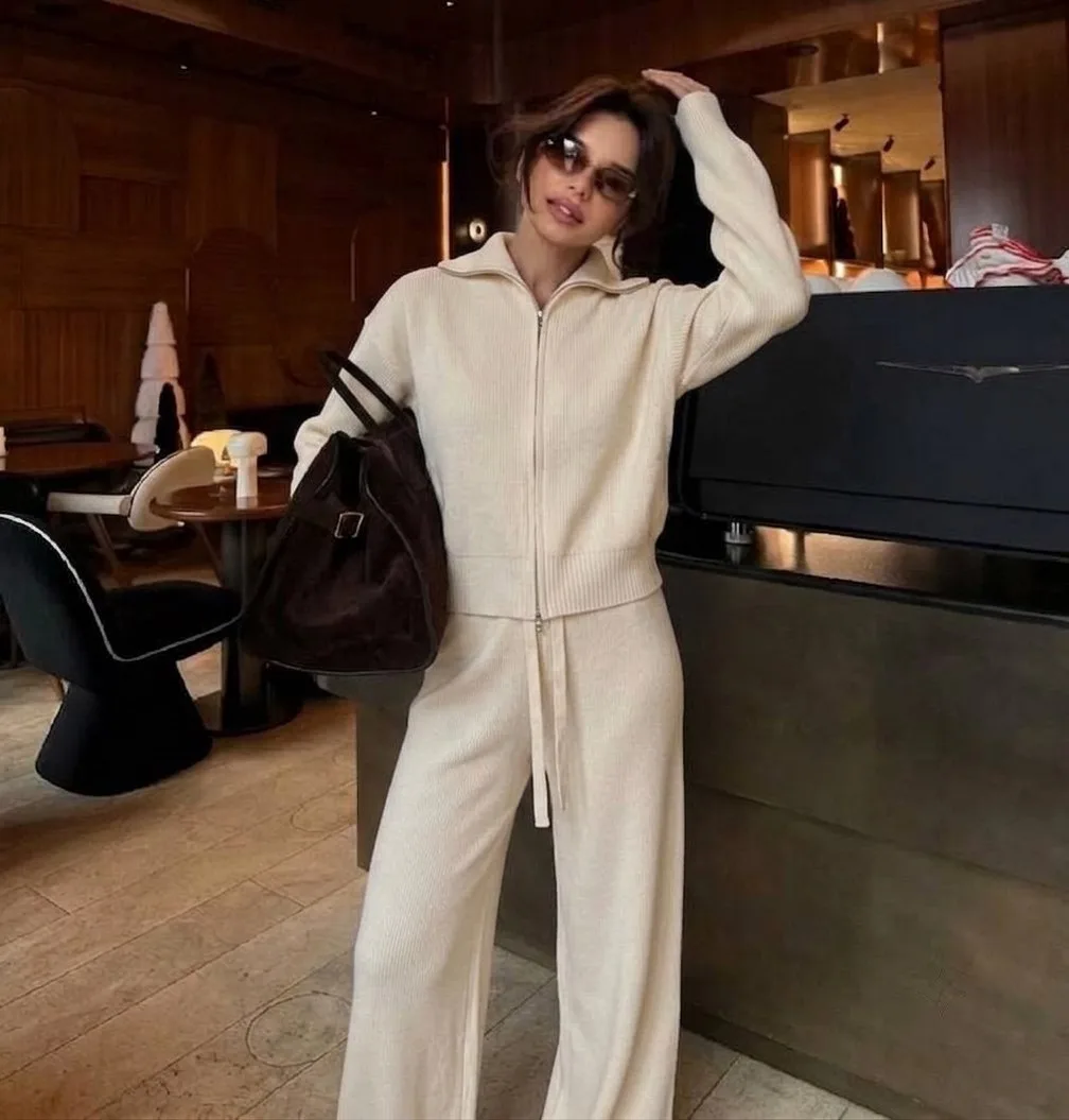 Тот самый трикотажный костюм-двойка в эстетике effortless chic мягкий, комфортный и идеально собранный для стильных обра — фото 9