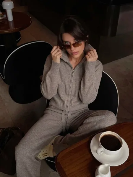 Тот самый трикотажный костюм-двойка в эстетике effortless chic мягкий, комфортный и идеально собранный для стильных обра — фото 5