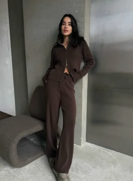 Тот самый трикотажный костюм-двойка в эстетике effortless chic мягкий, комфортный и идеально собранный для стильных обра — фото 7