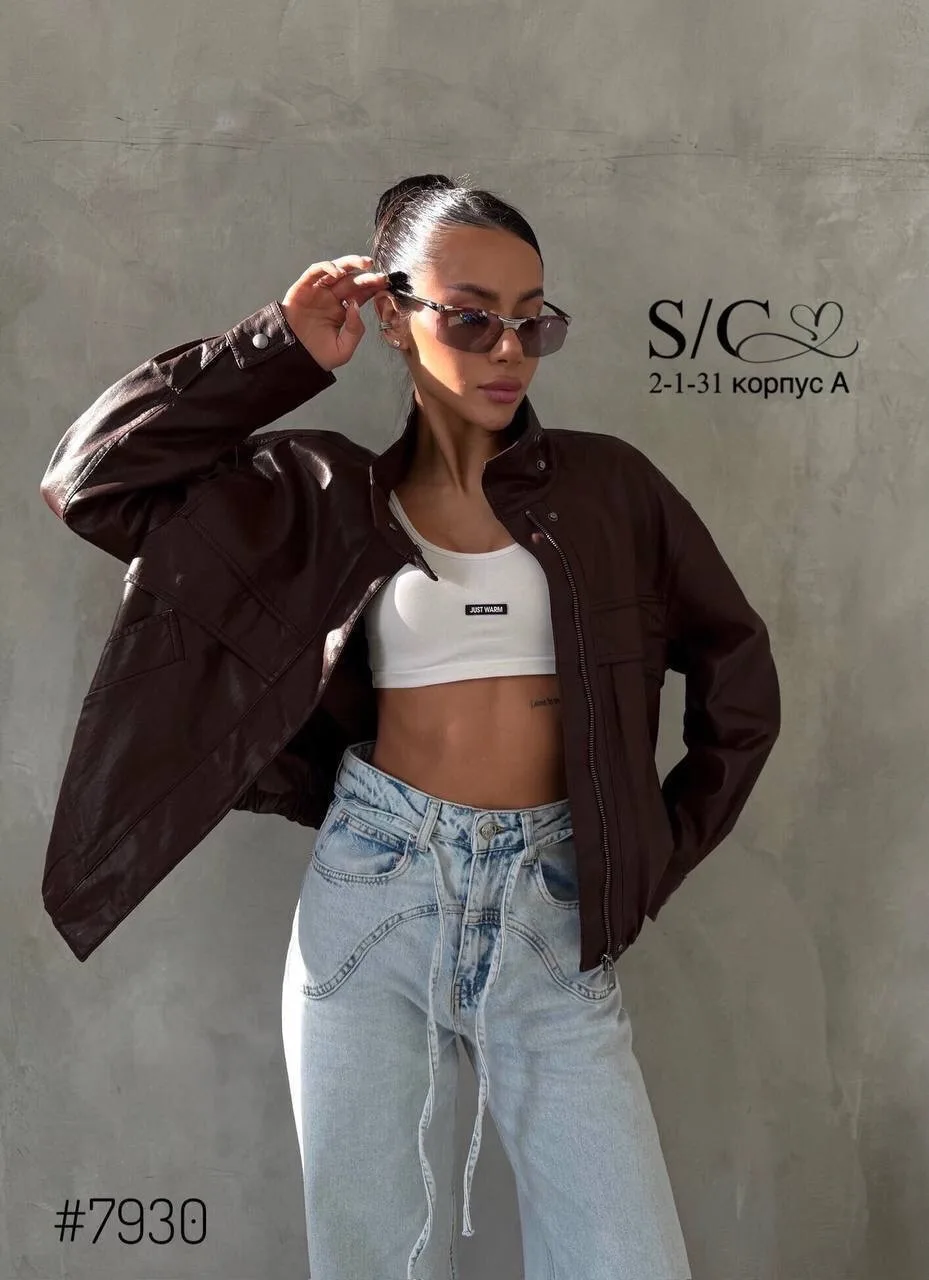 Куртка из мягкой эко-кожи нового поколения с полным подкладом и металлической фурнитурой — фото 2