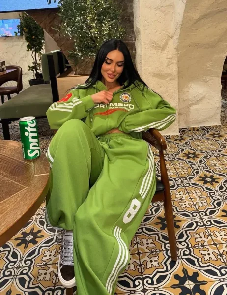 Спортивный комплект из свитшота и штанов с удобной посадкой — фото 6