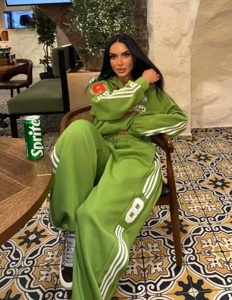 Спортивный комплект из свитшота и штанов с удобной посадкой — фото 13