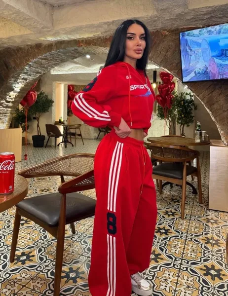 Спортивный комплект из свитшота и штанов с удобной посадкой — фото 18