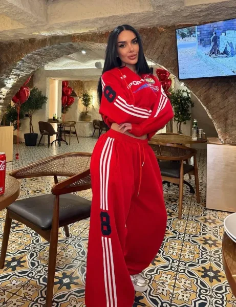 Спортивный комплект из свитшота и штанов с удобной посадкой — фото 19