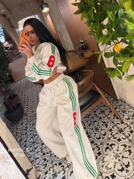 Спортивный комплект из свитшота и штанов в стиле оверсайз — фото 27