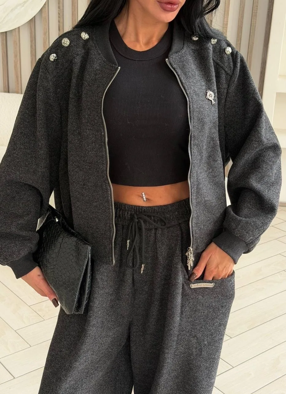 Костюм-двойка Chrome Hearts — идеальное воплощение стиля casual chic, сочетающее в себе расслабленный комфорт и утонченн — фото 3