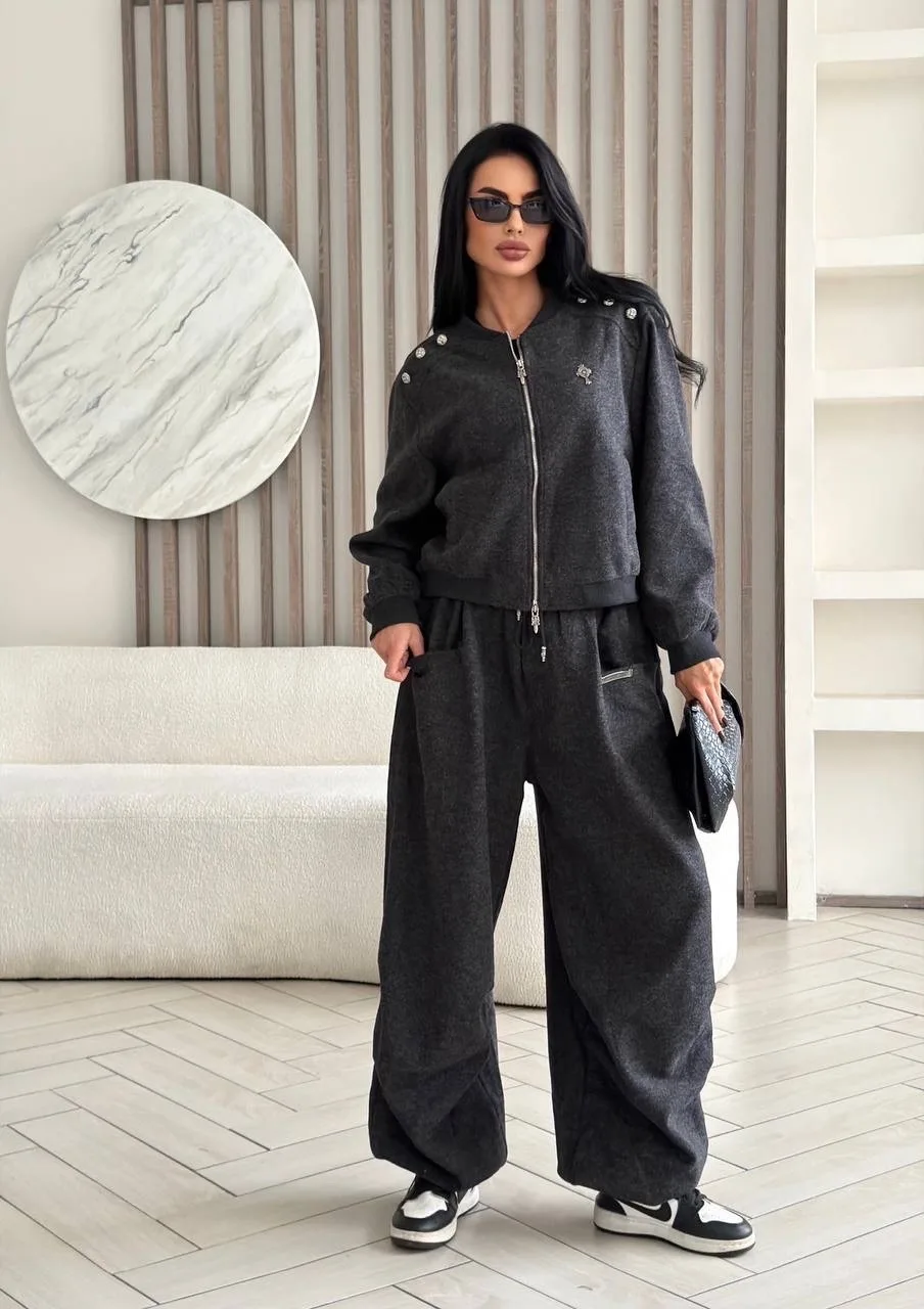 Костюм-двойка Chrome Hearts — идеальное воплощение стиля casual chic, сочетающее в себе расслабленный комфорт и утонченн — фото 4