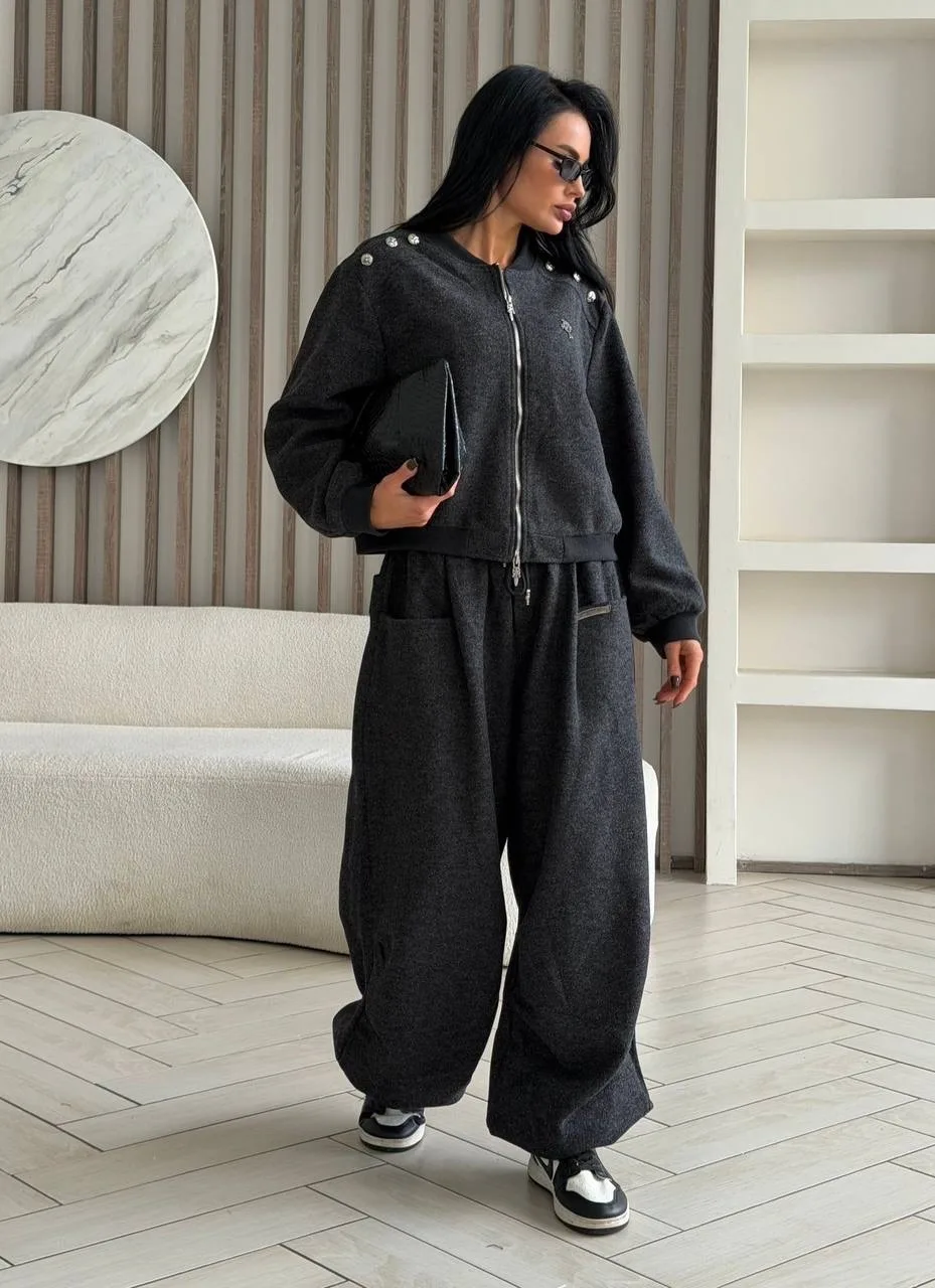 Костюм-двойка Chrome Hearts — идеальное воплощение стиля casual chic, сочетающее в себе расслабленный комфорт и утонченн — фото 5