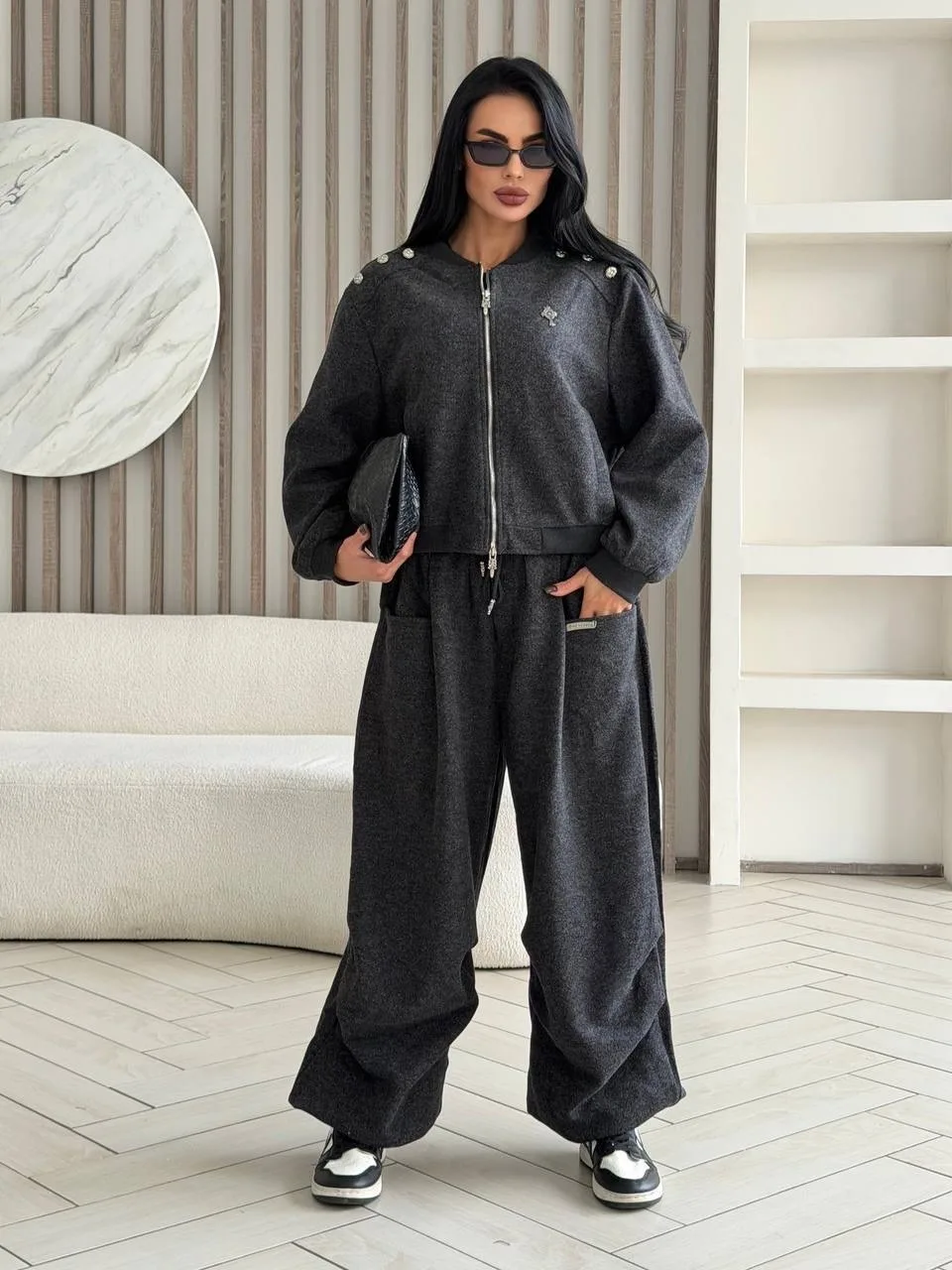 Костюм-двойка Chrome Hearts — идеальное воплощение стиля casual chic, сочетающее в себе расслабленный комфорт и утонченн — фото 8