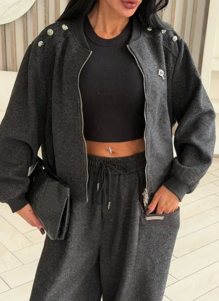 Костюм-двойка Chrome Hearts — идеальное воплощение стиля casual chic, сочетающее в себе расслабленный комфорт и утонченн — фото 2