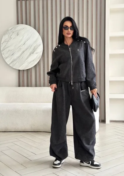 Костюм-двойка Chrome Hearts — идеальное воплощение стиля casual chic, сочетающее в себе расслабленный комфорт и утонченн — фото 10
