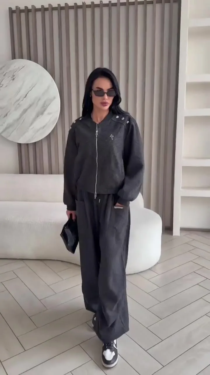 Костюм-двойка Chrome Hearts — идеальное воплощение стиля casual chic, сочетающее в себе расслабленный комфорт и утонченн — видео