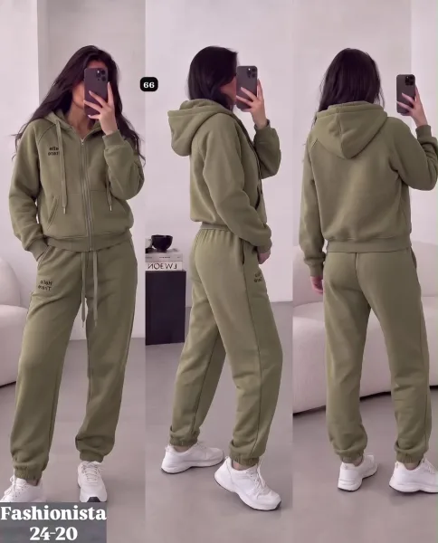 Уютный женский спортивный костюм из двухстороннего флиса с отделкой искусственным — фото 3