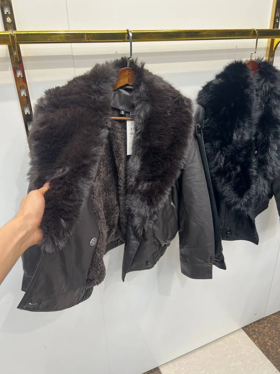 Кожаная куртка с объёмным меховым воротником — фото 3