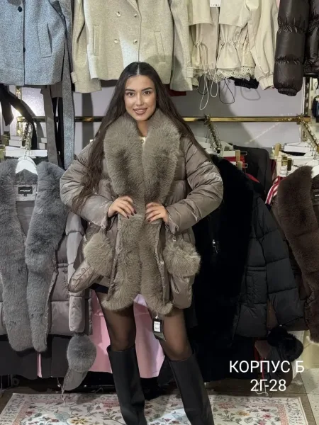 Тёплая куртка-парка с пышным мехом и в комплекте варежки в тон — фото 1