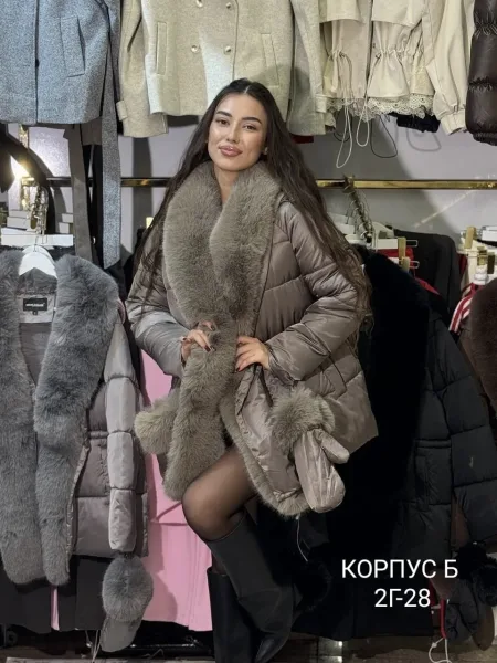 Тёплая куртка-парка с пышным мехом и в комплекте варежки в тон — фото 16
