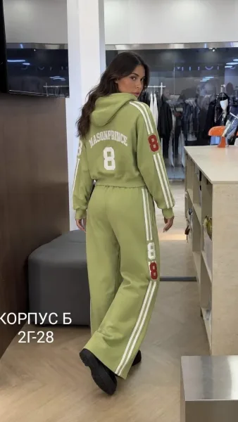 Дизайнерский костюм из худи на молнии и прямых штанов с яркими вышивками — фото 9