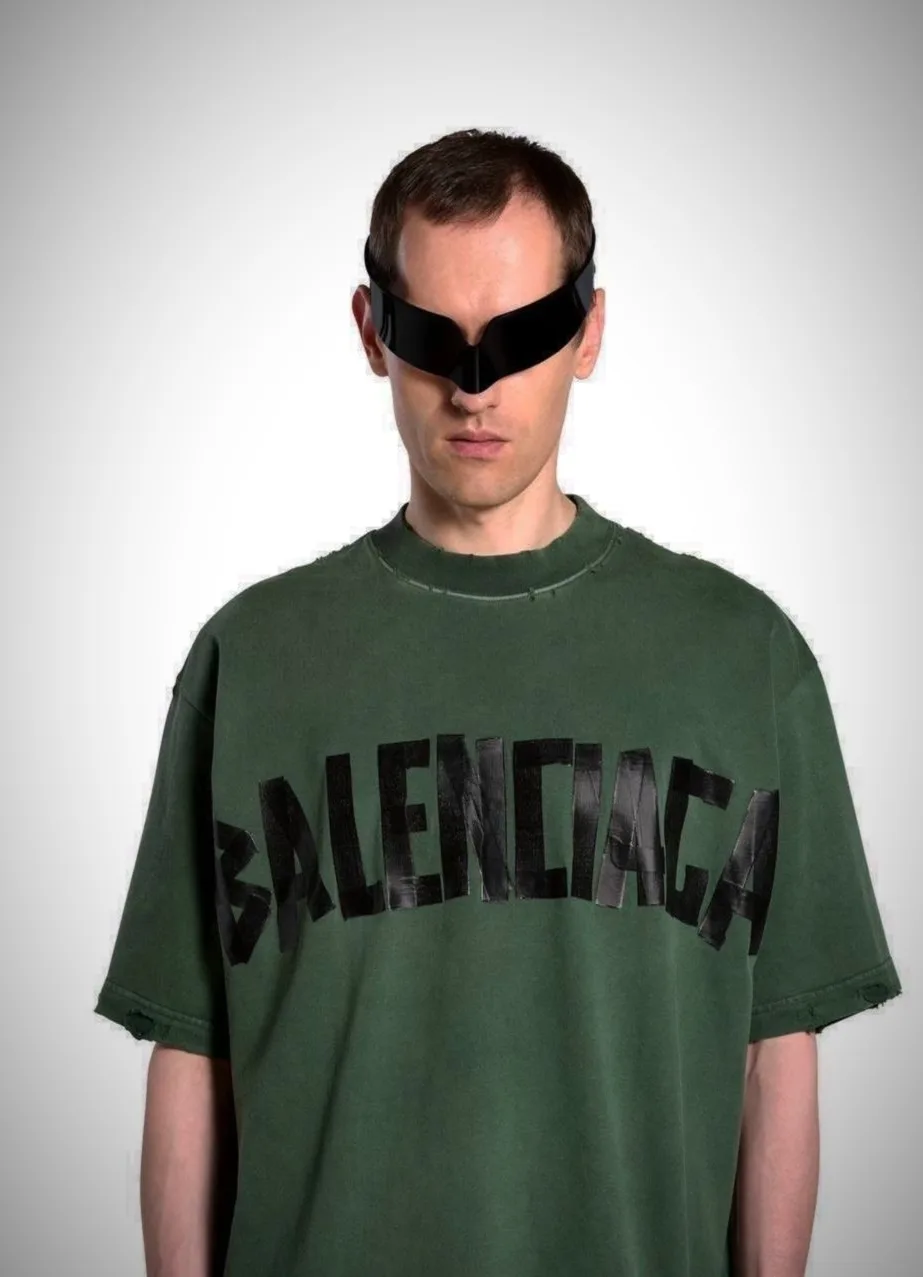 Balenciaga удлинённая футболка цвета хаки с контрастной графикой — фото 1