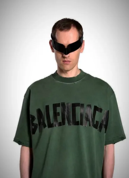 Balenciaga удлинённая футболка цвета хаки с контрастной графикой — фото 1