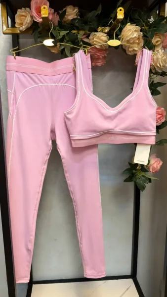 Спортивный костюм Alo Yoga, розовый, с белой окантовкой — фото 11