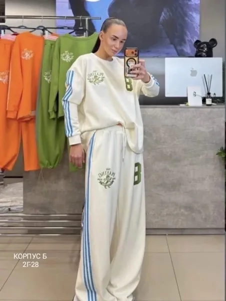 Оверсайз костюм-двойка, свободный свитшот и спортивные штаны — фото 18