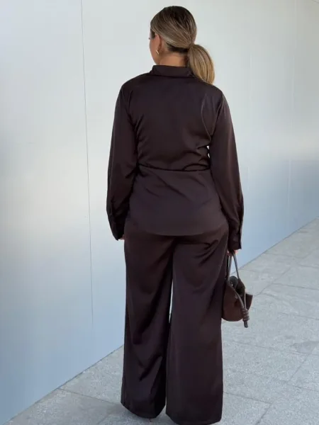 Атласный костюм с рубашкой, идеальный для эффектных образов — фото 6