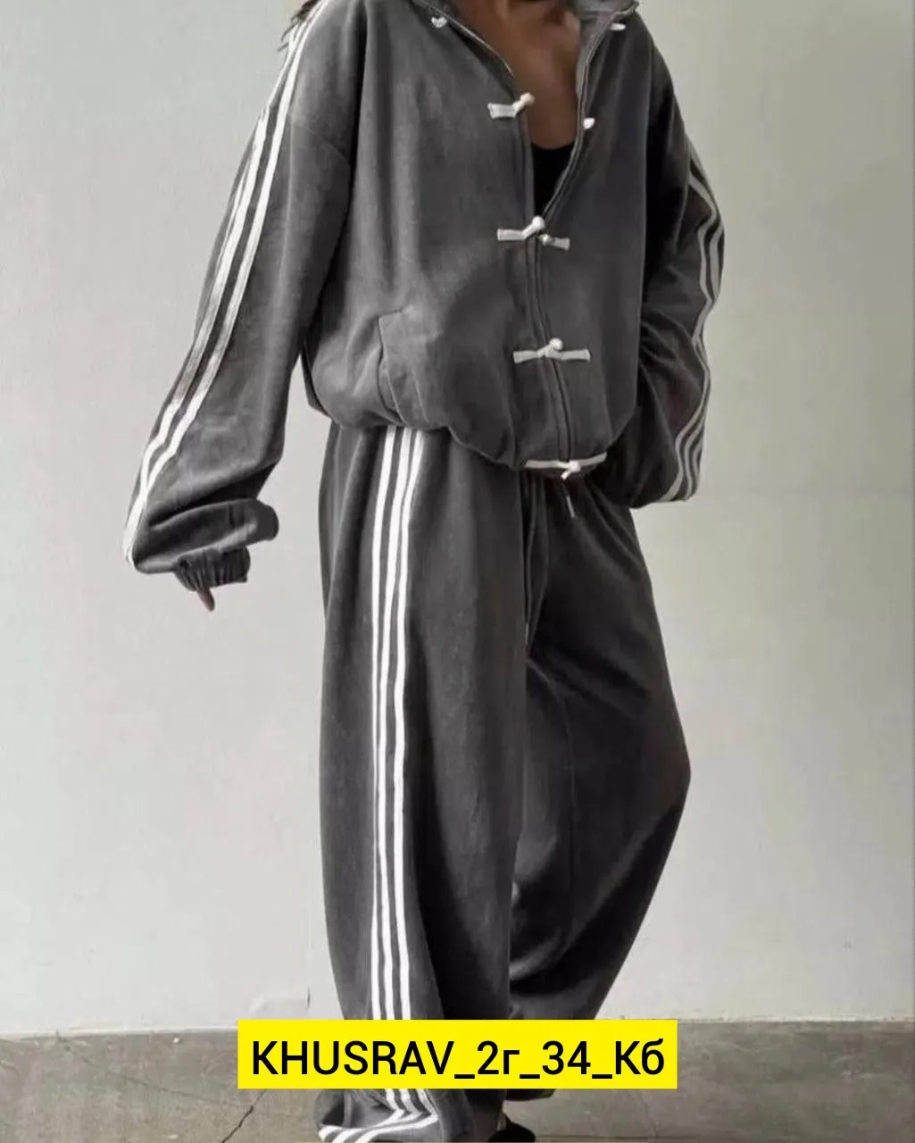 Костюм двойка из ткани с вышивкой логотипа Adidas — фото 2