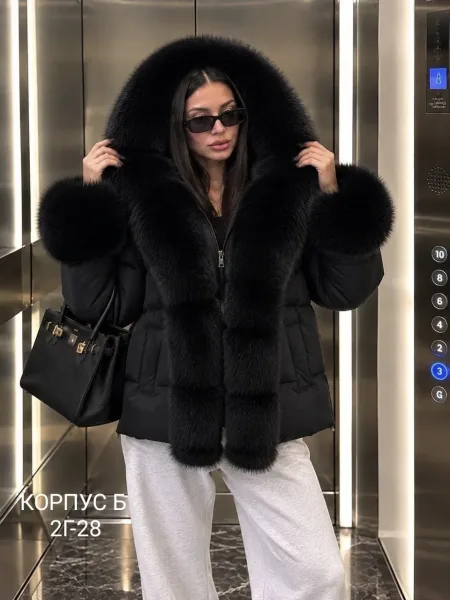 Тёплая куртка-парка с пышным меховым воротником и комплектом варежек в тон — фото 5