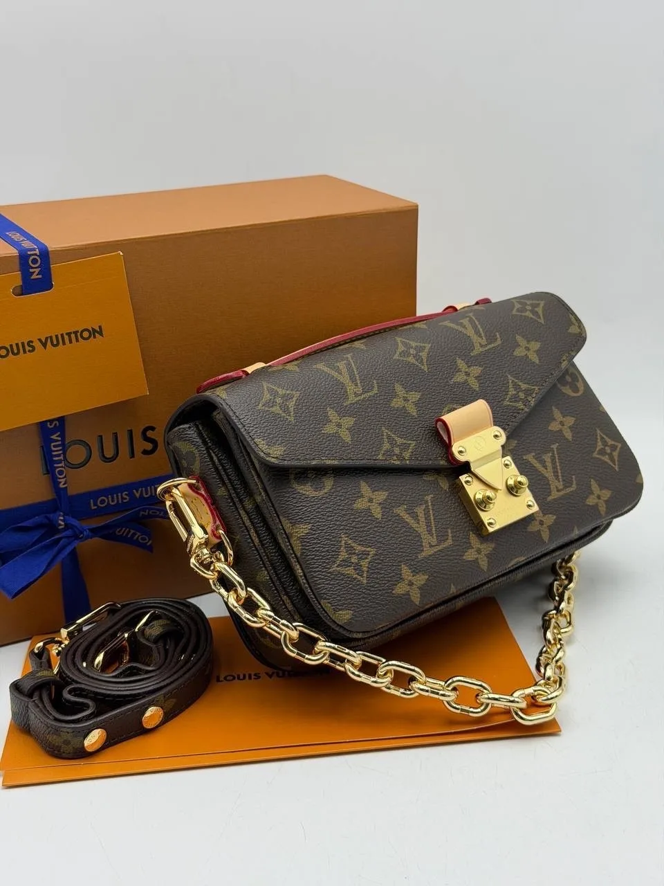 Сумка из натуральной кожи и канвы с дизайном Louis Vuitton — фото 2