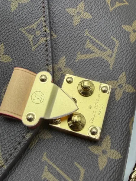 Сумка из натуральной кожи и канвы с дизайном Louis Vuitton — фото 6