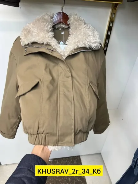 Укороченная куртка из ткани с объёмным меховым воротником — фото 2