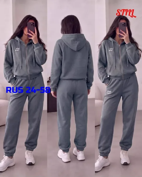 Уютный спортивный костюм из двухстороннего флиса с отделкой искусственным мехом — фото 4