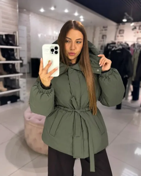 Удобная куртка с поясом - отличный вариант на каждый день — фото 1
