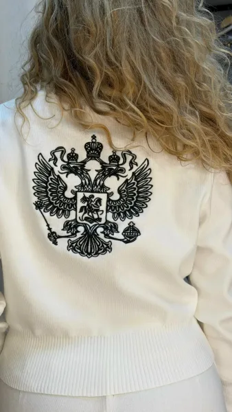 Главный тренд сезона трикотажный костюм с вышитым гербом Синий — фото 6
