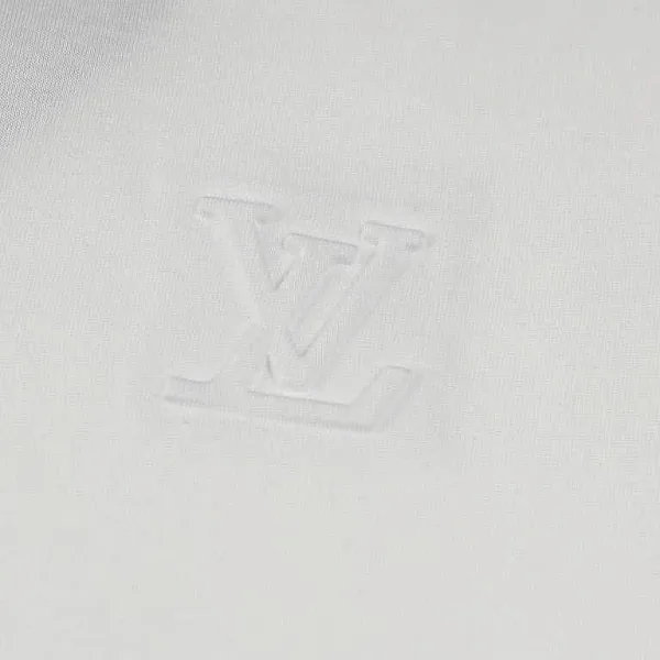 Белая мужская футболка Louis Vuitton с рельефом и зеркальной этикеткой — фото 5