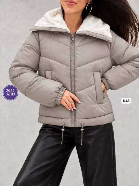 Куртка с эффектной белой меховой отделкой — фото 6