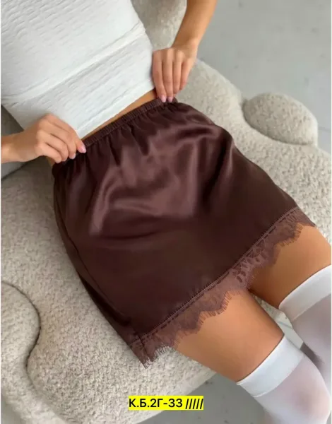 Эффектная мини-юбка из ткани с нежным гипюром по низу — фото 3