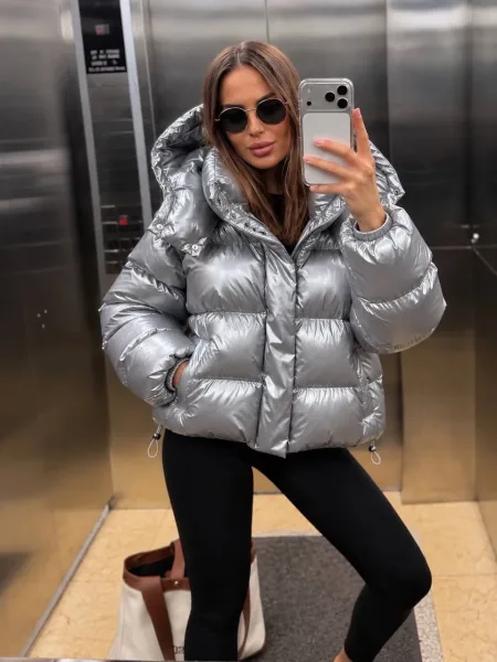 Тёплая и комфортная объёмная куртка с капюшоном, наполнитель — холофайбер — фото 2