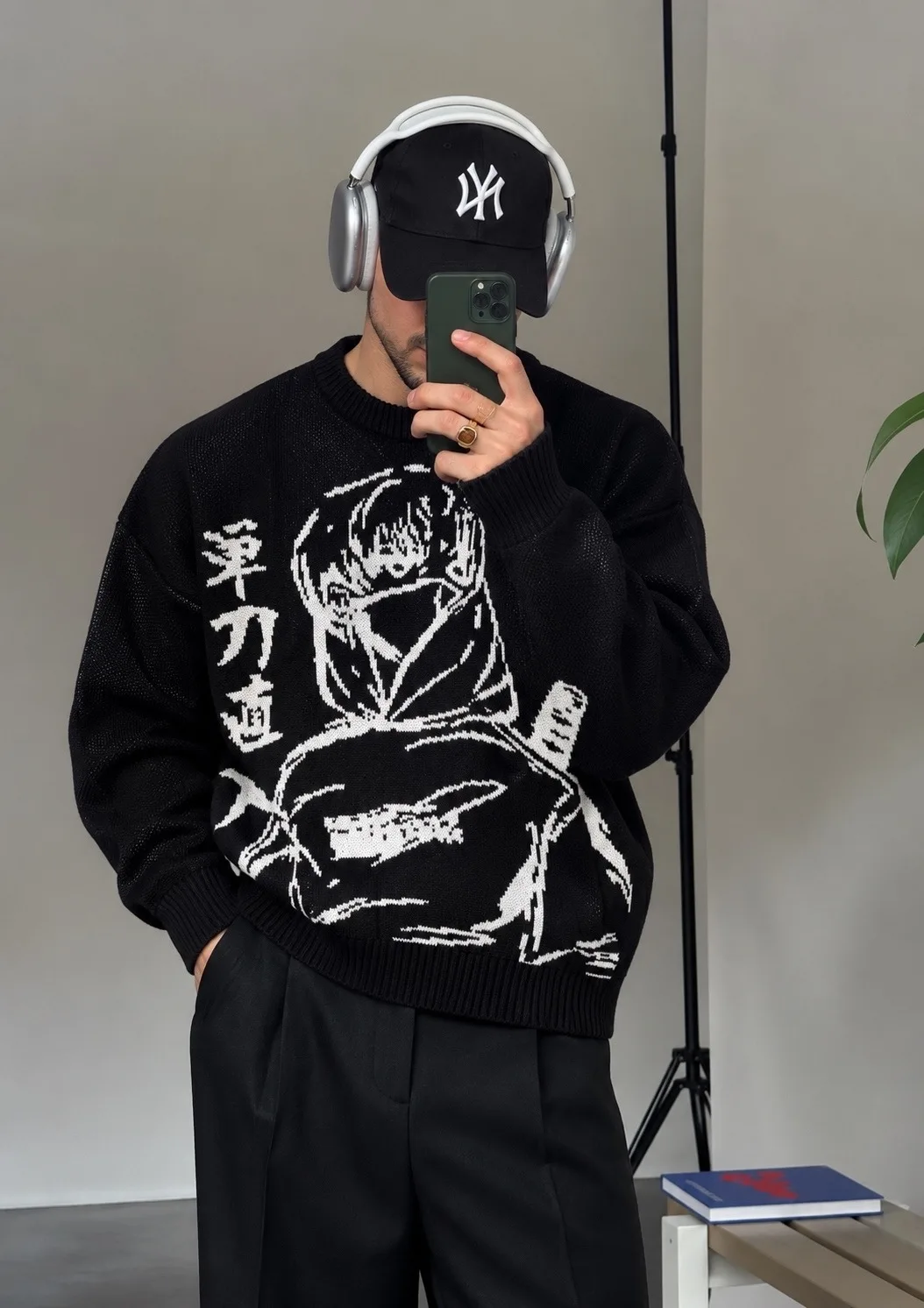 Мужской Oversize-свитер с контрастным чёрно-белым Anime-принтом — фото 1