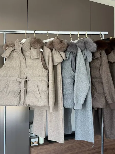 Уютный зимний костюм-тройка из хлопка на флисе с объемным дутым — фото 8