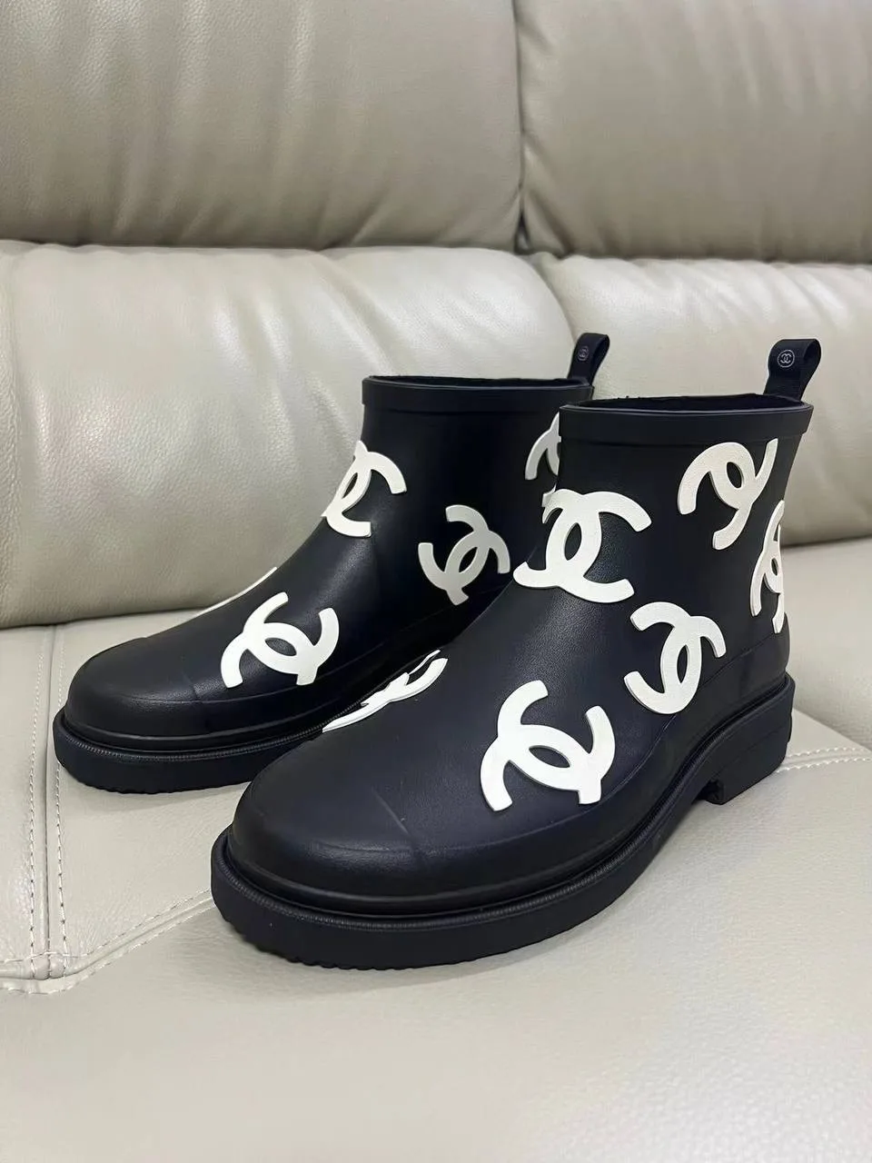 Резиновые полусапоги Chanel с белыми логотипами — фото 1